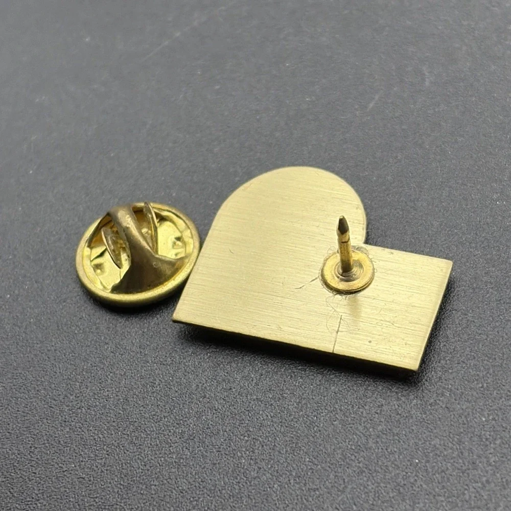 City Of Kelowna Canada British Columbia Lapel Hat Pin‎